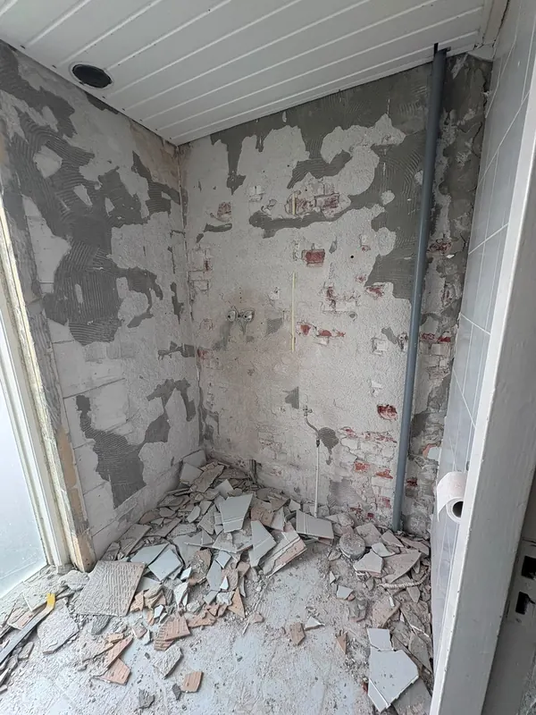 Badkamer gestript tot op het metselwerk