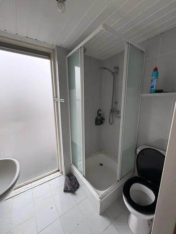 Badkamer met douchecabine en toilet, voor de sloop