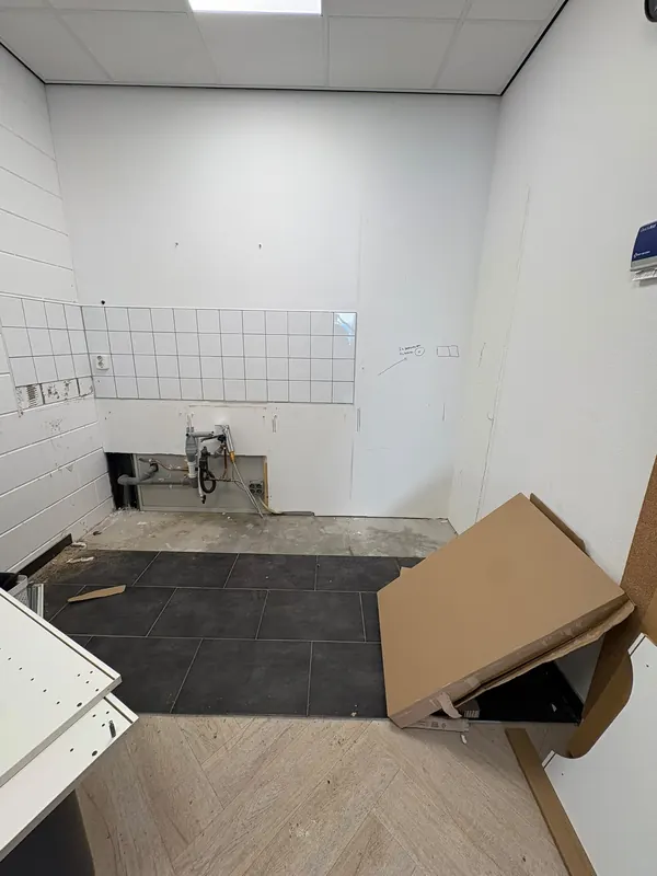 Pantry in een bedrijfspand gestript tot op de wand