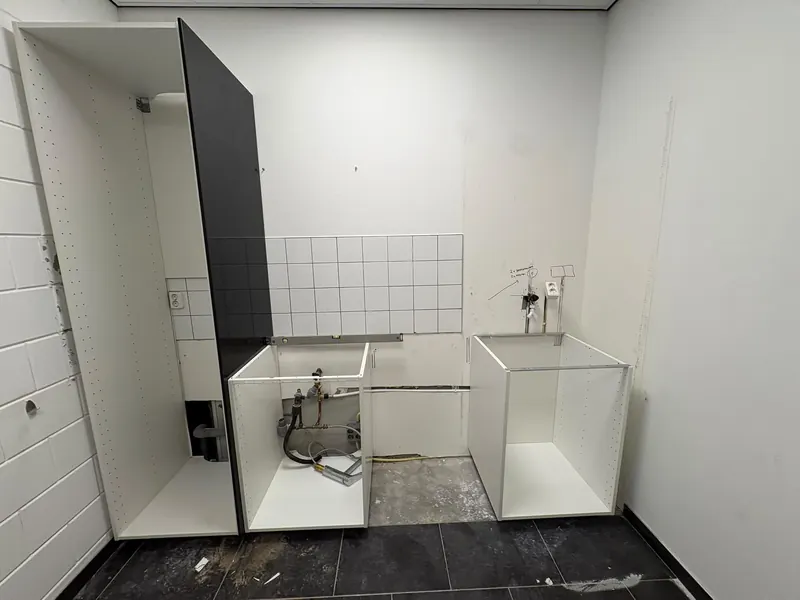 Keuken verwijderd, alleen de aansluitpunten blijven staan