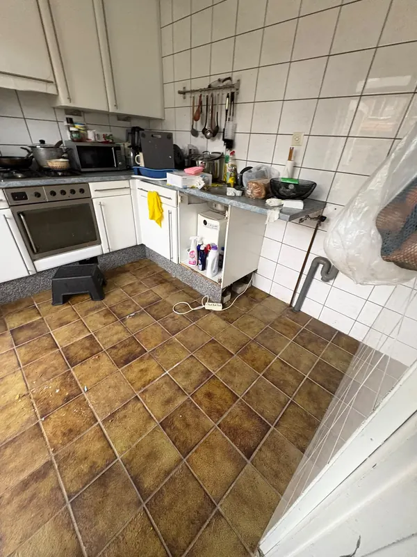 Complete keuken zoals aangetroffen, klaar om gestript te worden