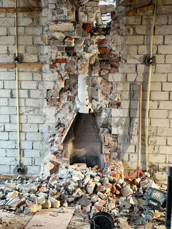 Rookkanaal opengelegd in het metselwerk van de binnenmuur